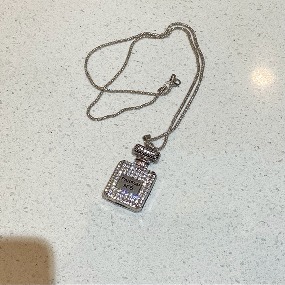 NWOT VINTAGE GORGEOUS NECKLACE WITH COCO PENDANT - Picture 2 of 6